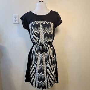 Angie: Women's Medium Geometric Chevron Two-tone Sleeve-less Knee Length Dress